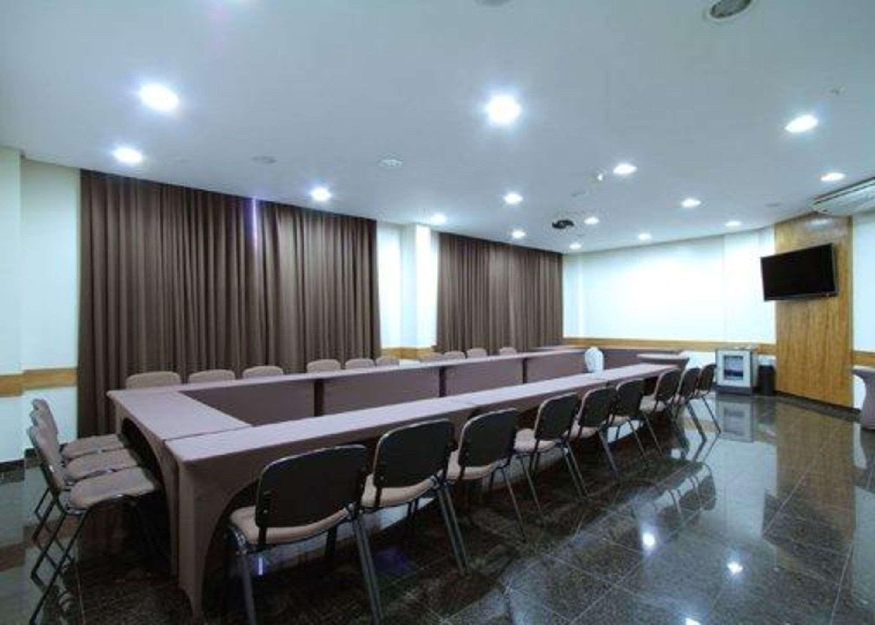 Comfort Hotel Гояния Экстерьер фото